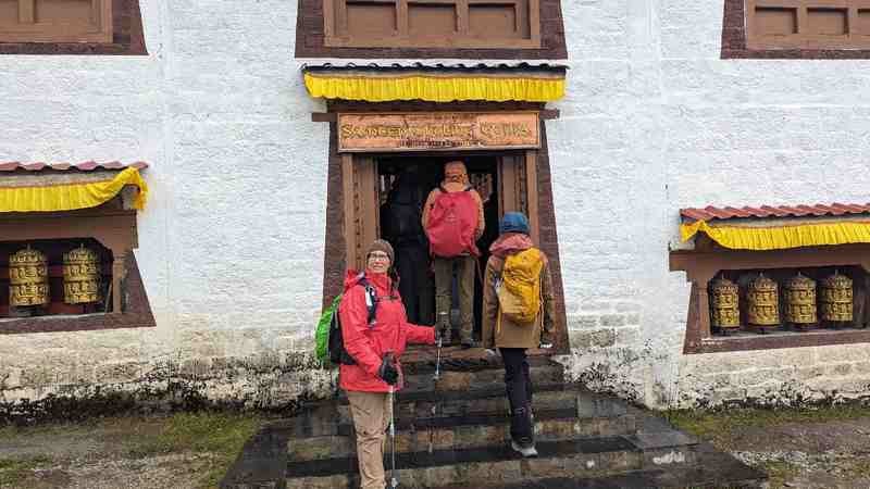 The group enters the Khumjung Gompa monastery. 