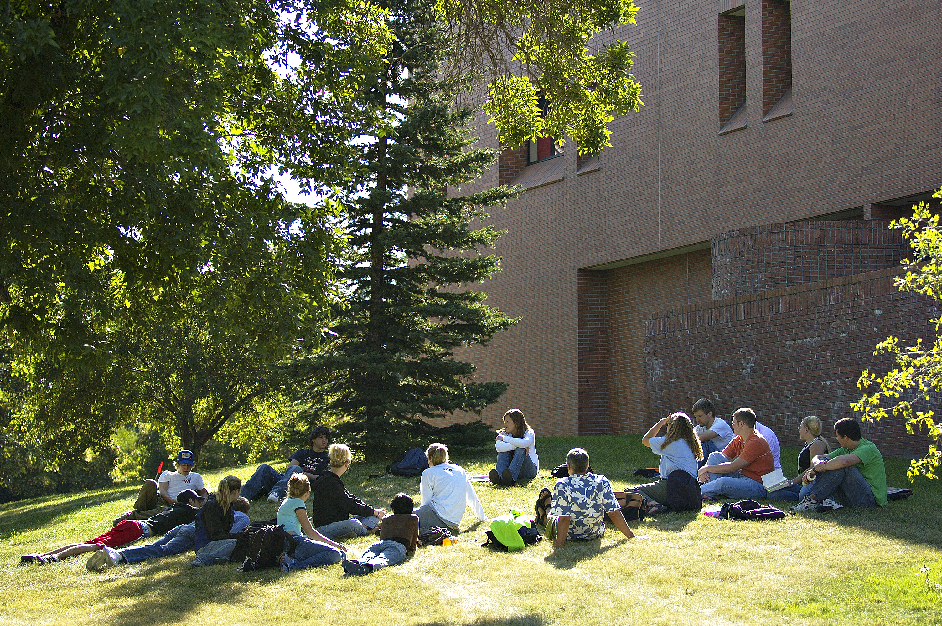 Students walkiing outside.